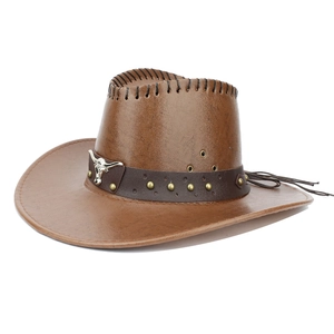 Detail eines Cowboyhuts aus Leder mit Metall-Stierkopf-Logo und Deko-Nieten