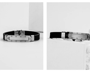 Détail du fermoir en acier inoxydable et du bracelet en silicone noir pour hommes