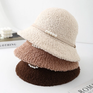 Bobs en laine d'agneau avec perles décoratives en coloris crème, beige et marron