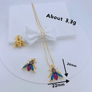 Detailed dimensions of a bee pendant with colorful zircons, measuring 24mm by 22mm