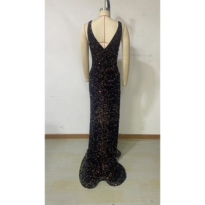 Dettaglio di abito da sera a sirena nero con paillettes colorate e profondo scollo a V