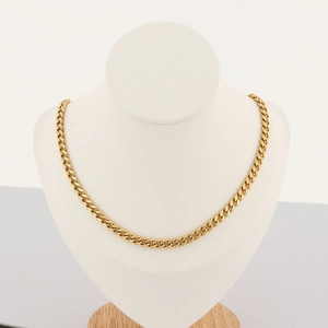 Nahaufnahme der goldenen Edelstahl-Cuban-Kette auf einem Schmuckständer für Halsketten