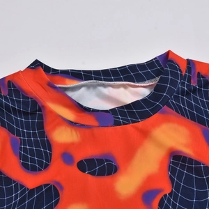 Détail de l'encolure ronde avec motif de flammes orange et damier bleu sur tricot