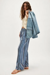 Vue détaillée du pantalon à rayures bleues, jambes larges et taille haute élastiquée