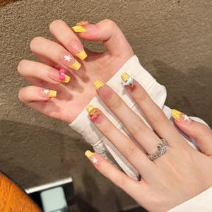 Faux ongles French manucure jaune à carreaux avec décorations ours et nœuds en 3D