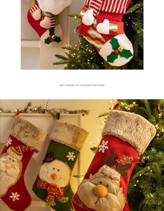 Détail de chaussettes de Noël tricotées avec motifs 3D de Père Noël, renne et bonhomme de neige