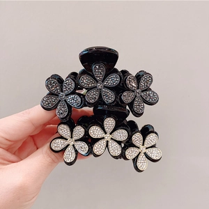 Dettaglio delle pinze per capelli a fiore con strass scintillanti in finitura nera