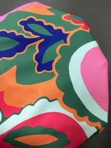Gros plan du tissu à imprimé floral montrant la texture détaillée de la chemise