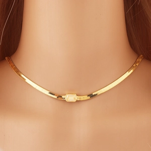 Dettaglio collana a catena piatta in oro 18k con pendente rettangolare in madreperla