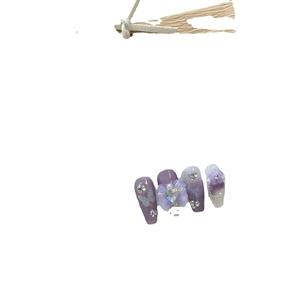 Faux ongles violets faits main avec papillons 3D et pierres précieuses en cœur