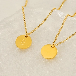 Collier en acier inoxydable doré avec lettre E gravée et pendentifs disques ronds