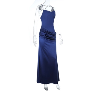 Détail d'une robe en satin bleu marine avec taille froncée et fente latérale élégante