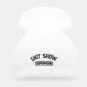 Dettaglio del ricamo nero Shit Show Supervisor su un berretto in maglia bianca