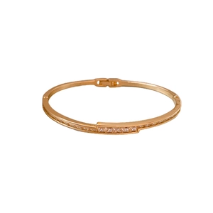 Vergoldeter Armreif mit elegantem Inlay aus rechteckigen Zirkonia in Pavé-Fassung