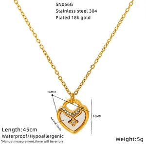 Détails du pendentif cœur 14mm sur un collier de 45cm en acier doré à l'or 18 carats
