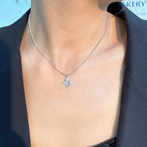 Detail einer silbernen Halskette mit hellblauem Zirkonia-Anhänger an einem weiblichen Model