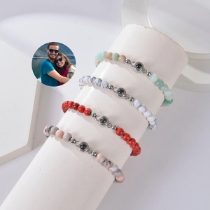 Détail de quatre bracelets en perles de pierre naturelle avec projection photo personnalisée