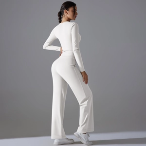 Vue latérale arrière d'un ensemble de yoga blanc à manches longues et pantalon large