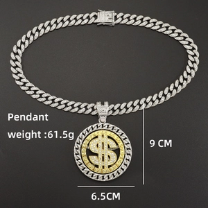 Détail macro du pendentif dollar serti avec dimensions de taille et poids indiqués