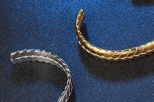 Detalle de las pulseras con diseño de espiga en acero inoxidable dorado y plateado