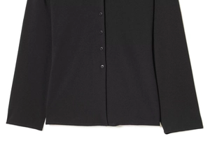 Detailierte Flachbildaufnahme eines schwarzen Langarmshirts mit Knopfleiste auf Weiß