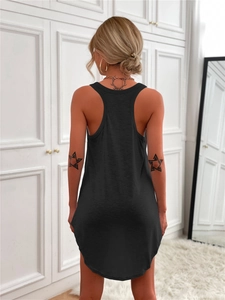 Vue de dos d'une robe débardeur noire à dos nageur avec ourlet arrondi et texture