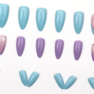 Faux ongles amande brillants bleu violet et rose avec motifs floraux élégants