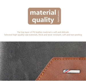 Détail du portefeuille bifold avec coutures contrastées, cuir PU et logo en métal