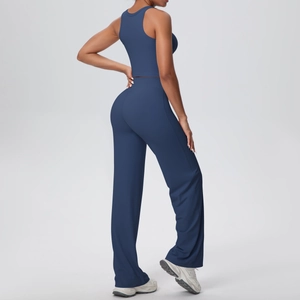 Dettaglio dei pantaloni yoga blu navy a gamba larga con tessuto opaco e vestibilità