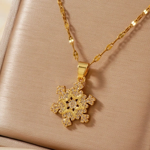 Élégant collier pendentif flocon de neige doré avec cristaux micro-pavés étincelants