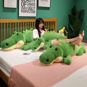 Grand oreiller en peluche crocodile vert doux en plusieurs tailles pour la maison