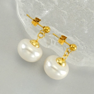 Boucles d'oreilles françaises en acier doré avec perles baroques blanches élégantes