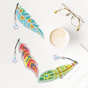 Lot de marque-pages diamants plumes avec pendentifs en cristal sur un bureau chic