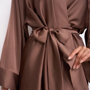Peignoir élégant en satin marron foncé avec ceinture et texture soyeuse pour femme