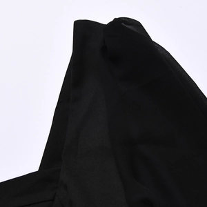 Vue détaillée de la texture du tissu noir et du matériau de ce body de mode pour femme