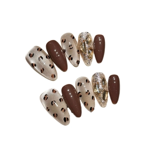 Unghie finte artigianali leopardate con gemme ambra e finitura cat-eye scintillante