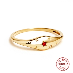 Detail eines S925 Sterlingsilber Goldrings mit rotem Edelstein und Stern-Zirkonia