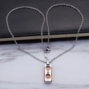 Collana con pendente rettangolare in acciaio al titanio e cristallo su fondo marmo