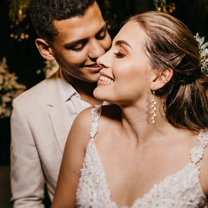 Elegante goldene Ähren-Ohrringe mit Zirkonia im Marquiseschliff an einem Model bei einer Hochzeit