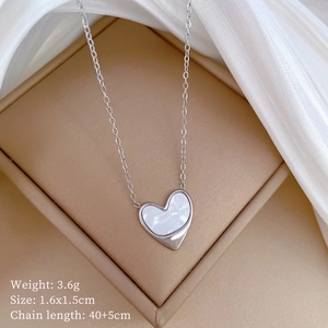 Macro view of heart shell pendant with dimensions and weight specifications