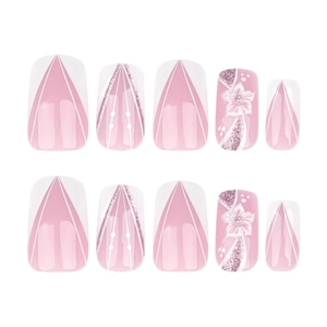 Unghie finte French con fiori 3D bianchi e accenti di glitter rosa eleganti