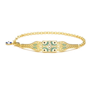 Detail eines 18K vergoldeten Boho-Armbands mit Emaille und Evil-Eye-Anhänger