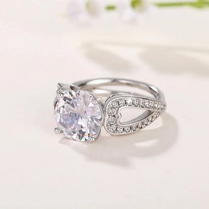 Bague de luxe en argent avec design cœur ajouré et grand zircon rond serti à quatre griffes