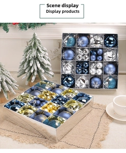 Détail d'un ensemble de boules de Noël de luxe avec ornements bleus et dorés en coffret