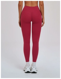 Vue détaillée du legging de yoga rouge rose à taille haute avec effet liftant