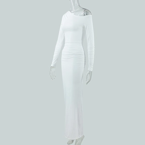 Détail de la robe maxi blanche à manches longues avec des détails froncés élégants