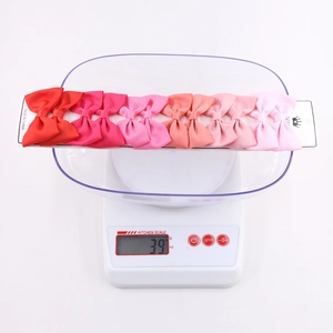 Weight measurement of cute ribbon bow hair clips set on white card showing 39g