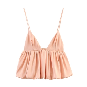 Vue de face du caraco en satin rose avec décolleté en V et ourlet à volants sur fond blanc
