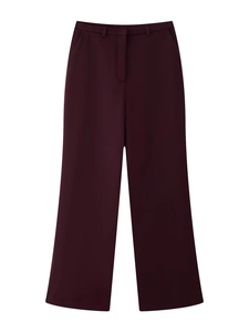 Détail de pantalon droit bordeaux avec passants de ceinture élégants sur fond blanc