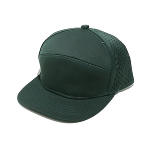 Detalle de gorra verde oscuro de visera plana con malla transpirable perforada por láser